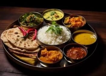 थाली में खाना परोसने से पहले पढ़ लें ये 9 बातें खाने का ये सही तरीका ही है लंबी उम्र का राज…