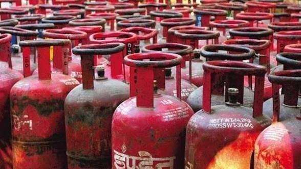 ग्रामीण इलाकों में गैस सिलेंडर की बुकिंग को लेकर बड़ा फैसला, 25 दिन की जगह अब इतने दिन में मिलेगा सिलेंडर…