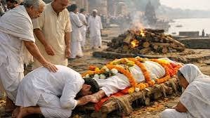 आखिर अंतिम संस्कार में मृत शरीर के पैर छूकर क्यों किया जाता है प्रणाम जानिए रहस्य की ये बात…