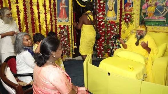 राष्ट्रपति द्रौपदी पहुंचीं संत प्रेमानंद महाराज के आश्रम, 27 मिनट की मुलाकात में ये हुई बात…