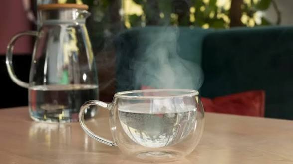 सुबह-सुबह खाली पेट गुनगुना पानी पीने के ये चमत्कारी फायदे हैं यहां जानिए और आज़मा कर देख भी लीजिए…