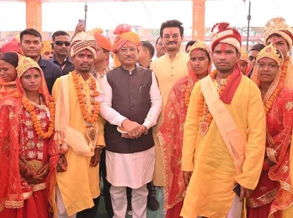 बेटियों के सम्मान का संकल्प 240 नवविवाहित जोड़ों को सीएम ने दिया सुखद दांपत्य जीवन का आशीर्वाद…