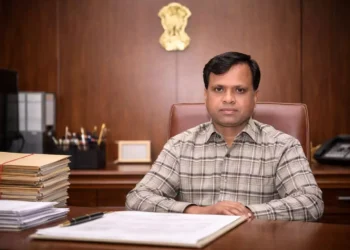 जिले के नए कलेक्टर की धमाकेदार एंट्री, कुर्सी छोड़ पहुंचे…