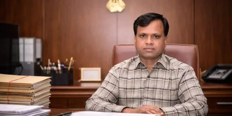 जिले के नए कलेक्टर की धमाकेदार एंट्री, कुर्सी छोड़ पहुंचे…