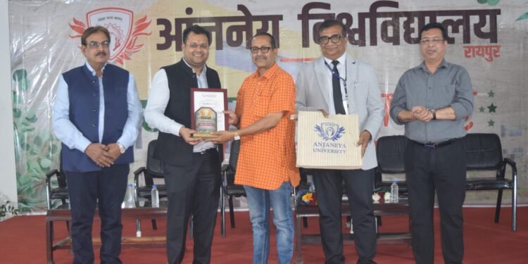 आंजनेय यूनिवर्सिटी में हुआ सरपंच सम्मान सम्मेलन का आयोजन• आरंग, अभनपुर, धरसींवा एवं गरियाबंध जिले के 150 से अधिक सरपंच हुए शामिल