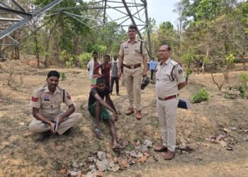 हाईटेंशन टावर पर चढ़े युवक की पसान पुलिस ने बचाई जान, टली बड़ी घटना