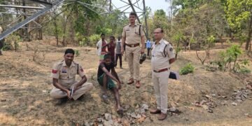 हाईटेंशन टावर पर चढ़े युवक की पसान पुलिस ने बचाई जान, टली बड़ी घटना