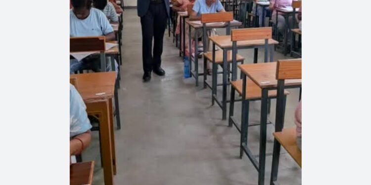 कलेक्टर ने विभिन्न परीक्षा केंद्रों का औचक निरीक्षण कर व्यवस्थाओं का लिया पूरा जायजा…