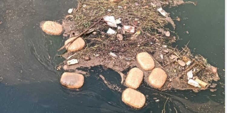 नहर में तैरते पैकेट्स ने खोला बड़ा राज पास जाकर देखा तो निकला 73 किलो का…