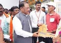 सिलगेर के माड़वी कोसा ने अपने हाथों से बनाया अपना घर, सीएम ने सौंपी खुशियों की चाबी…