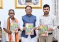 मुख्यमंत्री साय ने पद्मश्री जागेश्वर यादव के जीवन पर आधारित पुस्तक “बिरहोर जननायक” का किया विमोचन…