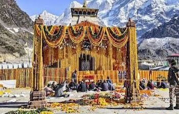 आस्था का बड़ा महापर्व केदारनाथ मंदिर के कपाट खुले, श्रद्धालुओं पर आसमान से बरसे फूल…