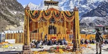 आस्था का बड़ा महापर्व केदारनाथ मंदिर के कपाट खुले, श्रद्धालुओं पर आसमान से बरसे फूल…