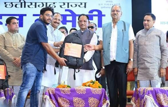 सीएम साय ने हज यात्रियों को वितरित किया फर्स्ट एड किट: सफल हज यात्रा के लिए शुभकामना देकर यात्रियों का किया स्वागत…