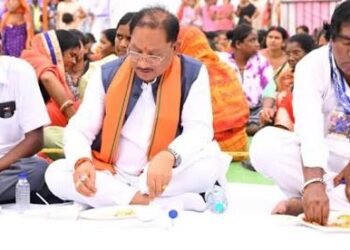 संविधान के मूल्यों को जन-जन तक पहुंचाने का संकल्प: समरसता भोज में शामिल हुए सीएम साय…