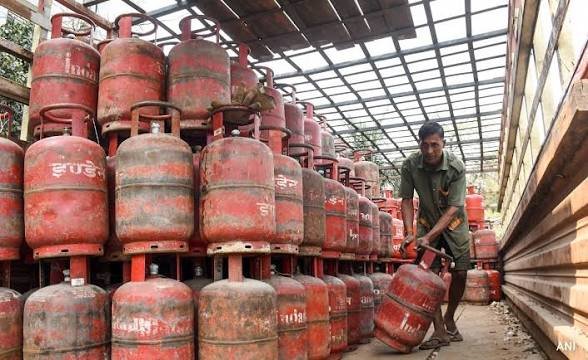 सरकार ने जारी किया आदेश बड़ा फैसला अब मजदूरों को दोगुना मिलेगा गैस सिलेंडर, …