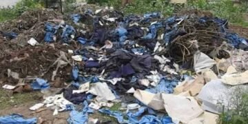 सरकारी स्कूल में बड़ी गड़बड़ी कचरे के ढेर में मिले सैकड़ों नए यूनिफॉर्म, जांच के आदेश जारी…