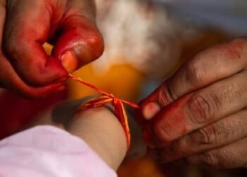 अगर आप भी कैंची से काटते हैं हाथ में बंधा कलावा तो जान लें इसके नुकसान और उतारने की सही विधि…