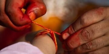 अगर आप भी कैंची से काटते हैं हाथ में बंधा कलावा तो जान लें इसके नुकसान और उतारने की सही विधि…