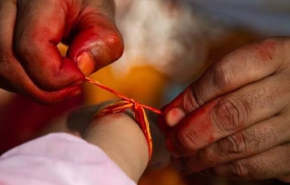 अगर आप भी कैंची से काटते हैं हाथ में बंधा कलावा तो जान लें इसके नुकसान और उतारने की सही विधि…