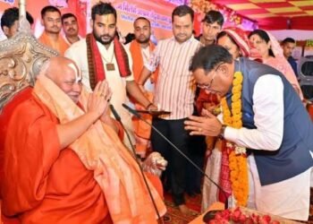 तेंदुवा धाम में श्रीराम कथा का भव्य शुभारंभ, मुख्यमंत्री श्री विष्णु देव साय ने लिया इन महान संतों का आशीर्वाद…