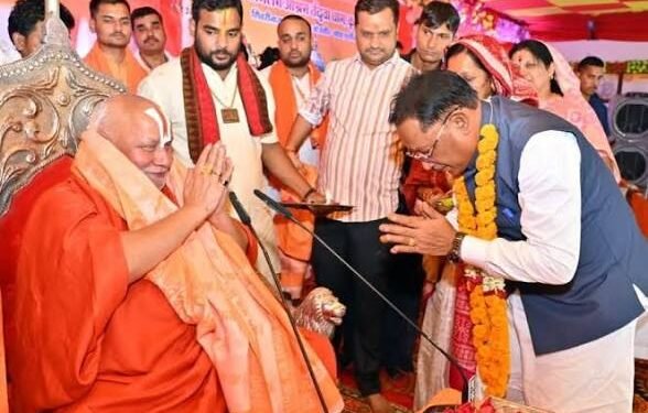 तेंदुवा धाम में श्रीराम कथा का भव्य शुभारंभ, मुख्यमंत्री श्री विष्णु देव साय ने लिया इन महान संतों का आशीर्वाद…