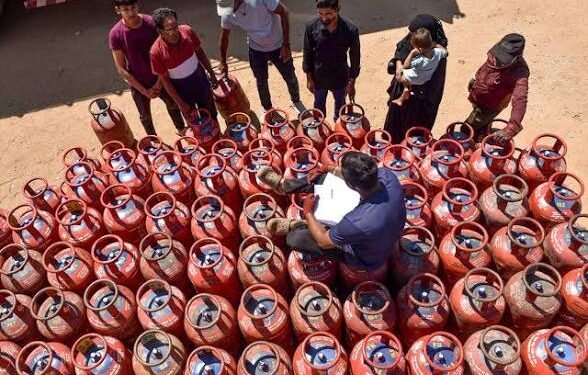 गैस सिलेंडर होगा और भी महंगा; सरकारी सब्सिडी पर भी पड़ सकता है असर, इस रिपोर्ट ने फिर बढ़ाई लोगों की चिंता…