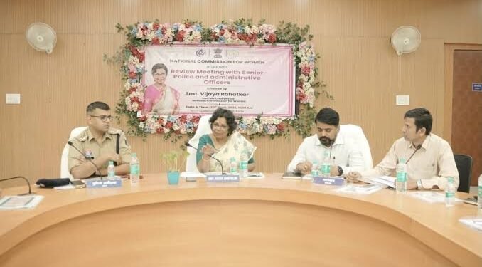 राष्ट्रीय महिला आयोग की अध्यक्ष विजया रहाटकर कोरबा में जनसुनवाई के साथ ली समीक्षा बैठक
