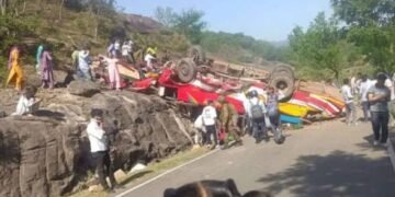 एक भीषण बस हादसे में 16 लोगों की मौत, मची चीख पुकार …