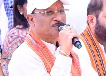 सरगुजा जिले के ग्राम सिलमा में अचानक उतरा मुख्यमंत्री श्री साय का हेलीकॉप्टर खाट में बैठकर ग्रामीणों से किया संवाद: सुनी समस्याएं, समाधान के दिए निर्देश…