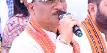 सरगुजा जिले के ग्राम सिलमा में अचानक उतरा मुख्यमंत्री श्री साय का हेलीकॉप्टर खाट में बैठकर ग्रामीणों से किया संवाद: सुनी समस्याएं, समाधान के दिए निर्देश…