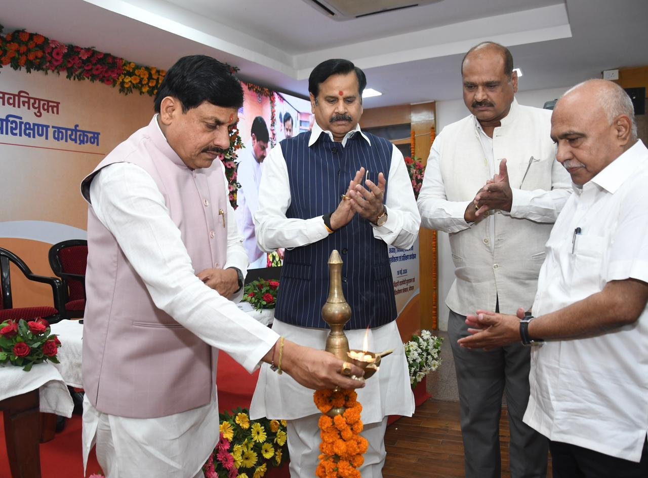 सीएम डॉ. मोहन ने किए मां दंतेश्वरी के दर्शन, बोले- सबके कल्याण के लिए मां से मांगा आशीर्वाद