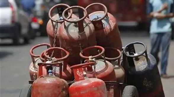 महंगाई का बड़ा झटकागैस सिलेंडर के दाम पहुंचे 3000 के पार…