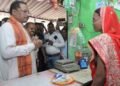 मुख्यमंत्री श्री साय पहुंचे ‘लखपति दीदी’ सुमिला की किराना दुकान इस तरह हुआ आत्मीय स्वागत…