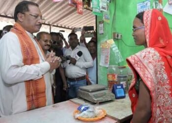 मुख्यमंत्री श्री साय पहुंचे ‘लखपति दीदी’ सुमिला की किराना दुकान इस तरह हुआ आत्मीय स्वागत…