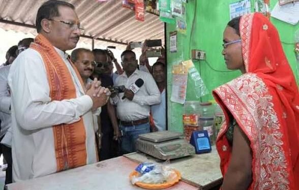 मुख्यमंत्री श्री साय पहुंचे ‘लखपति दीदी’ सुमिला की किराना दुकान इस तरह हुआ आत्मीय स्वागत…