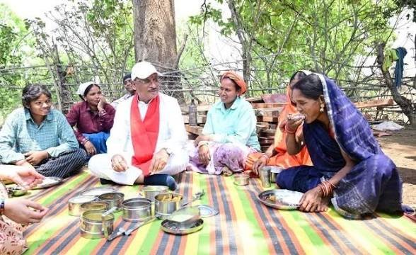 निर्माणाधीन पंचायत भवन के निरीक्षण के दौरान मुख्यमंत्री को श्रमिकों ने दिया भोजन का न्यौता साथ बैठकर खाया ये व्यंजन…