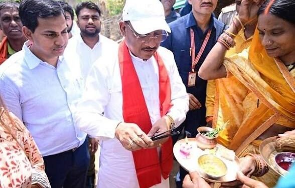 एक ग्रामीण का न्योता, मुख्यमंत्री का अपनापन – प्रधानमंत्री आवास से साकार हुआ सपना, सीएम ने कराया गृह प्रवेश…