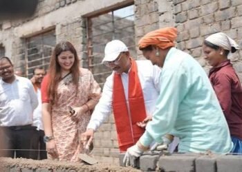 ईंट जोड़ाई अच्छे से करिए मसाला बढ़िया से डालिए” जब श्रमिक बहन ने सीएम को सिखाया काम…