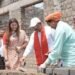 ईंट जोड़ाई अच्छे से करिए मसाला बढ़िया से डालिए” जब श्रमिक बहन ने सीएम को सिखाया काम…