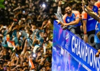 मुंबई इंडियंस की टीम पहुंची राजधानी, फैंस ने जबरदस्त उत्साह के साथ किया खिलाड़ियों का स्वागत, तस्वीरें वायरल…
