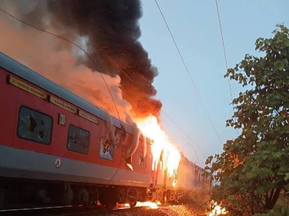रतलाम में त्रिवेंद्रम राजधानी ट्रेन में लगी आग, ये कोच जलकर राख, रेलवे कर्मियों ने डिब्बे को ऐसे किया अलग…