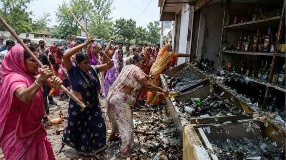 दिखा महिलाओं का रौद्र रूप, शराब के ठेके पर बोला हमला; तोड़ डालीं इतनी सारी बोतलें