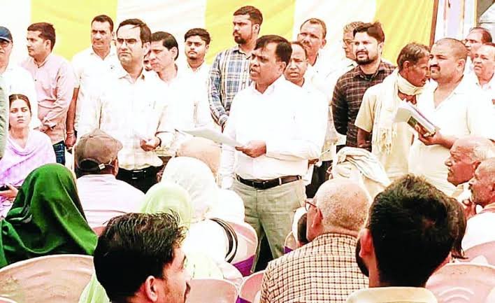 रीवा कलेक्टर के निरीक्षण से अफसरों में हड़कंप इस बस से गांव पहुंचे कलेक्टर…