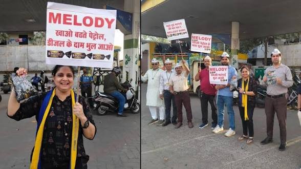 मेलोडी खाओ, महंगाई भूल जाओ राजधानी में ‘AAP’ का मेलोडी प्रोटेस्टयहां पर बांटी टॉफी…