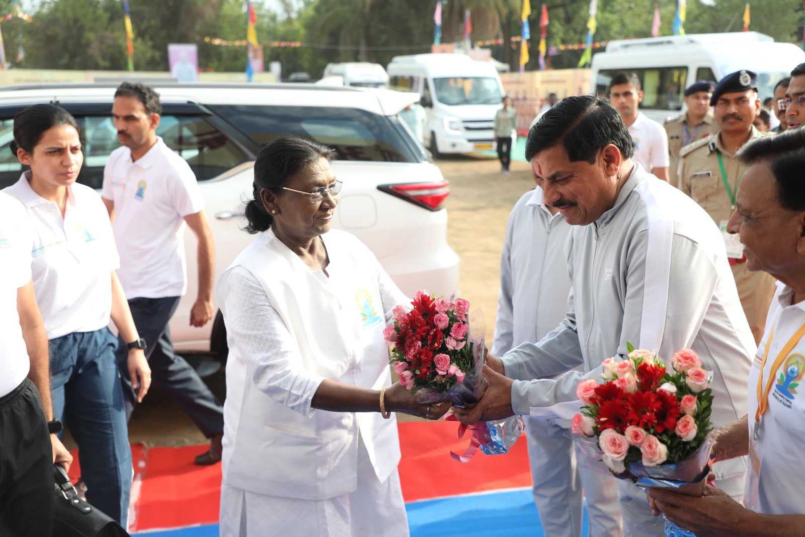 राष्ट्रपति श्रीमती मुर्मु, राज्यपाल पटेल और सीएम डॉ. यादव ने किया योग, दिया स्वस्थ-संतुलित जीवनशैली अपनाने का संदेश