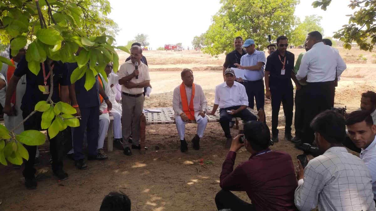 इस पेड़ की छांव में मुख्यमंत्री की चौपाल खाट पर बैठे, ग्रामीणों की सुनी बात, मौके पर दिए समाधान…