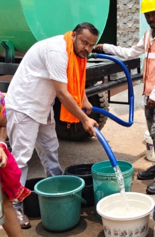 तपती दोपहरी में जनसेवा का जुनून: वार्ड 40 का युवा पार्षद बना प्यासे लोगों की उम्मीद