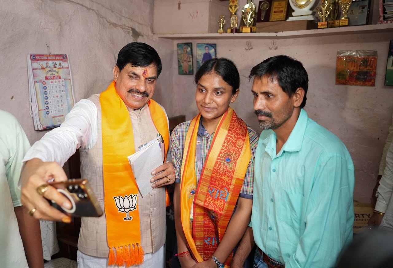 ईवी से गए गलियों के अंदर, 12वीं टॉपर चांदनी के साथ ली सेल्फी, देखें अपने सीएम डॉ. मोहन का अंदाज…