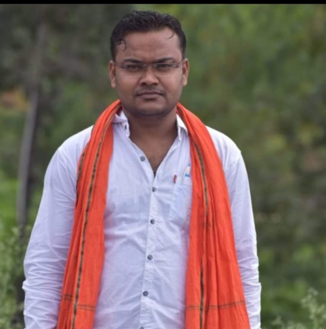 दर्द से तड़पते बेजुबान सांड के लिए मसीहा बने युवा “पार्षद रजत प्रसाद खूंटे”सरिया निकाल दिलाई पीड़ा से मुक्ति!